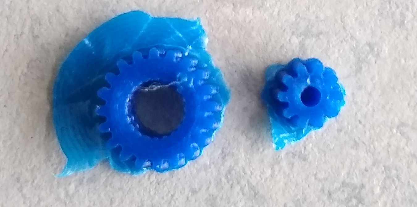 Ett kugghjul med 20 tänder har ett hål med 21 tänder. Ett annat kugghjul med 10 tänder har ett runt hål.